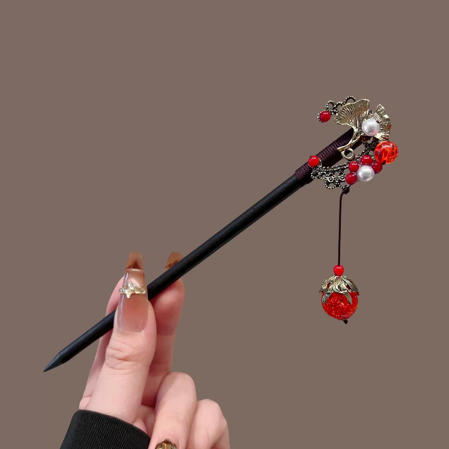 Antyczna drewniana spinka do w – Women Knight Accessories recenzja i cena